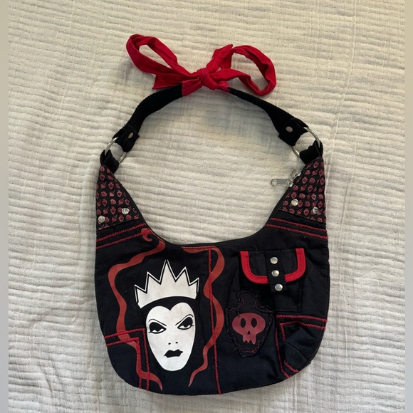 Disney Handbags - 🍀Disney evil queen shoulder bag